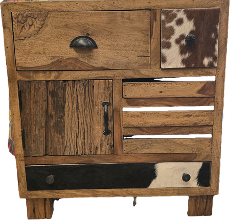 Vollholzkommode mit Fell