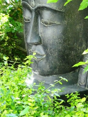 Asiabrunnen im Grün