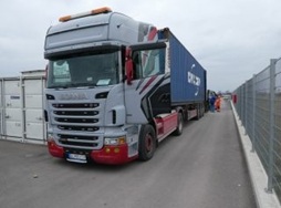 Fernlastwagen im Lager