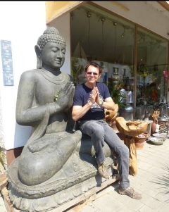 2m sitzender Buddha aus Lavaguss