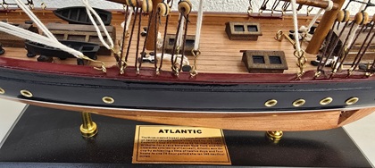 Modellsegelboot aus Holz