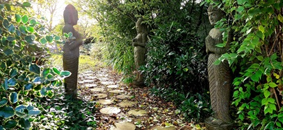 Stehender Buddha von Hand geschlagen